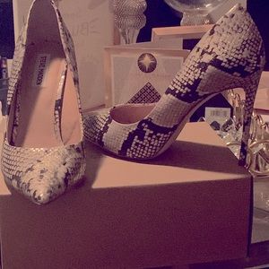 Barely worn Steve Madden Vala Snakeskin shoes Size 11